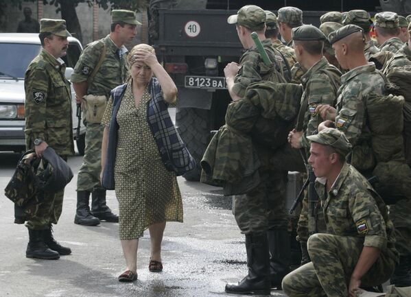 A local woman walks past Interior Ministry soldiers in Beslan, North Ossetia, Thursday, Sept. 2, 2004.  - Sputnik Africa