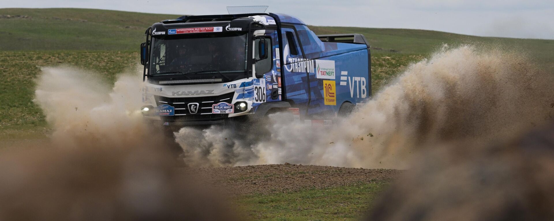 KAMAZ-master team drivers Bogdan Karimov, Dmitry Nikitin and Almaz Akhmedov (crew 306) on the distance of the 10th stage of the Silk Way Rally 2024 Tomsk - Ulaanbaatar (section of the Bayankhongor - Mandalgobi route) - Sputnik Africa, 1920, 31.08.2024