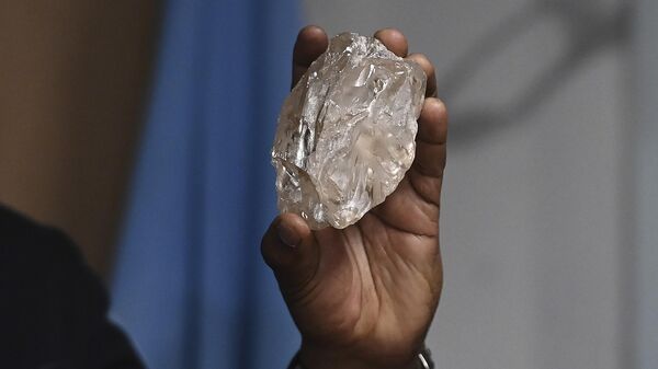 A person holds a 2,492-carat diamond, the largest diamond found in more than a century, in Gaborone, Botswana - Sputnik Africa