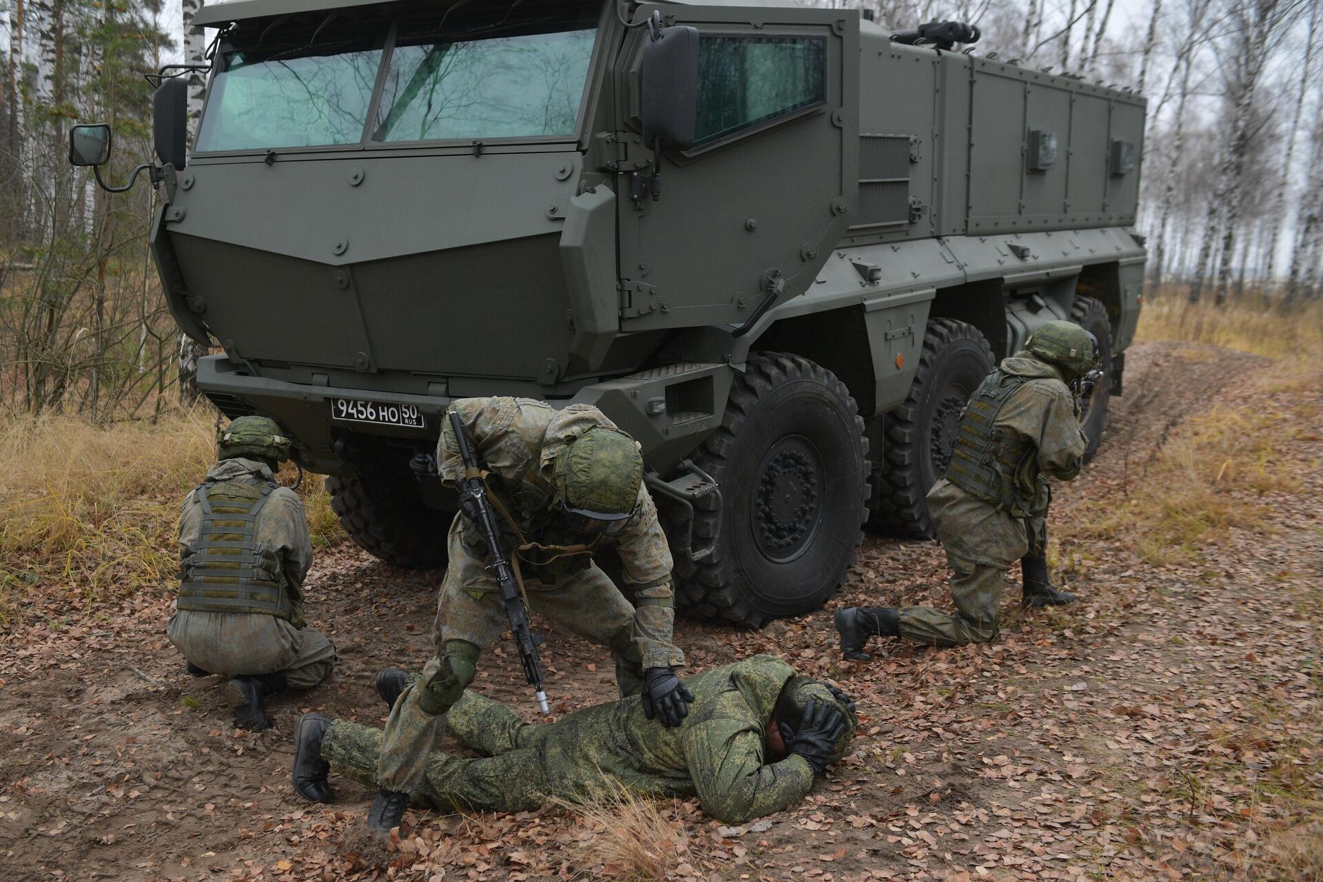 Servicemen of the reconnaissance units of the Western Military District during tactical and special exercises at the specialized training ground Sormovo in the Nizhny Novgorod region. In the photo - an armored vehicle with increased protection KamAZ-63968 Typhoon-K. - Sputnik Africa, 1920, 31.08.2024