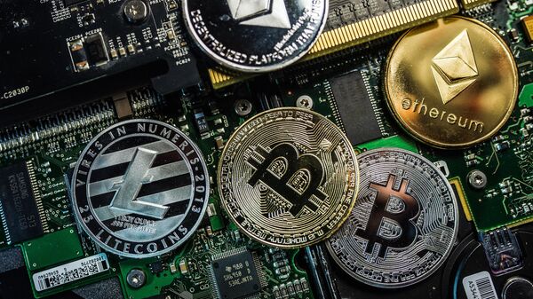 Pièces de monnaie avec les logos des cryptomonnaies Bitcoin, Litecoin et Ethereum - Sputnik Afrique