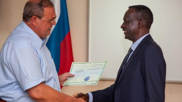 Remise de certificat à l'issue de la formation supplémentaire à l'université fédérale de Crimée - Sputnik Afrique