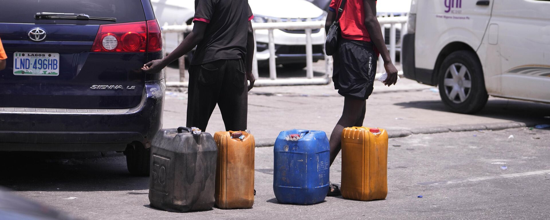 People sell fuel outside a petrol station in Lagos, Nigeria, Tuesday April 30, 2024. Nigerians were queuing for hours to buy fuel across major cities on Tuesday as the West African nation faced its latest fuel shortage, resulting in increased hardship for millions already struggling with the country's economic crisis. - Sputnik Africa, 1920, 03.09.2024