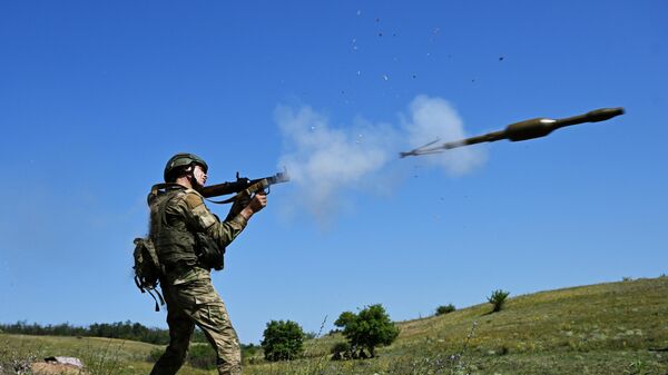 Russian serviceman of the Central Military District's assault unit takes part in a combat training in the Avdeyevka area - Sputnik Africa