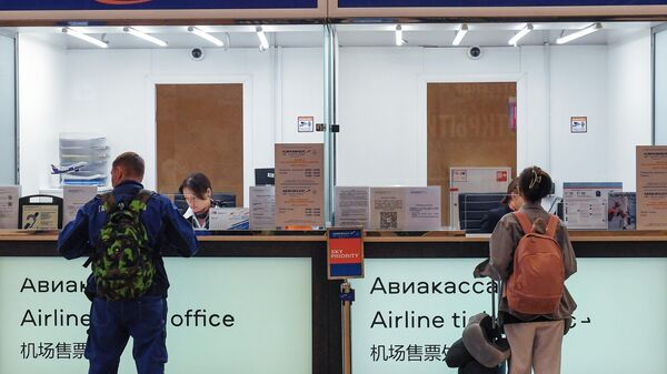 People at Aeroflot ticket counters in the passenger terminal of the Krasnoyarsk International Airport named after D. A. Hvorostovsky. - Sputnik Africa