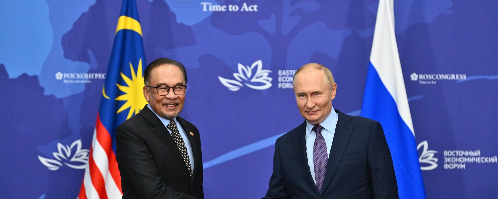 Russian President Vladimir Putin and Malaysian Prime Minister Anwar Ibrahim (left) during a meeting at the Far Eastern Federal University. - Sputnik Africa, 1920, 05.09.2024