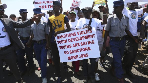 Police escort some hundreds of people marching on the streets of Harare, Friday, Oct, 25, 2019, in protest over US sanctions that the Zimbabwean government blames for the country's worsening economic problems. - Sputnik Africa