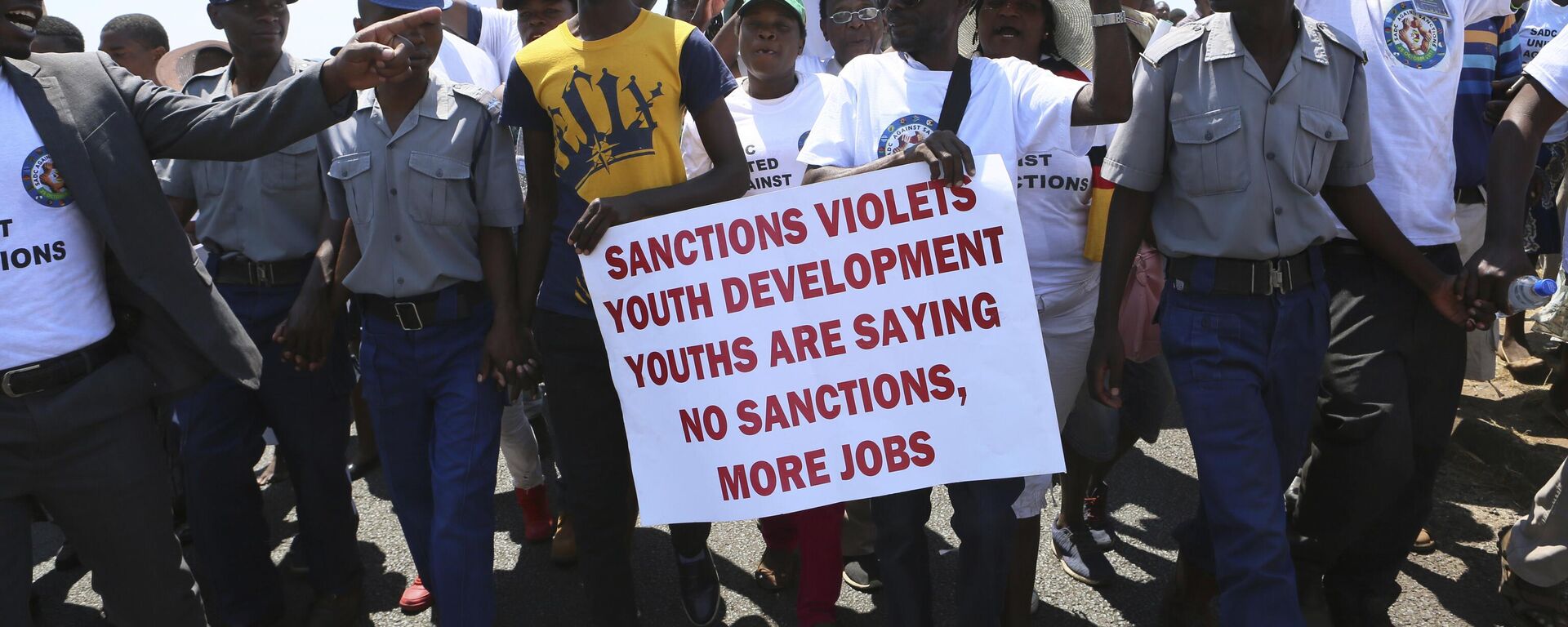 Police escort some hundreds of people marching on the streets of Harare, Friday, Oct, 25, 2019, in protest over US sanctions that the Zimbabwean government blames for the country's worsening economic problems. - Sputnik Africa, 1920, 06.09.2024