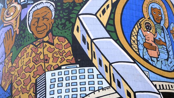 A mural of the former South African President Nelson Mandela on the cooling towers at  Soweto township in Johannesburg, South Africa Sunday, June 25, 2013.   - Sputnik Africa