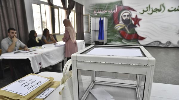 Des responsables électoraux attendent les électeurs à l'intérieur d'un bureau de vote lors de l'élection présidentielle, le samedi 7 septembre 2024, à Alger, en Algérie. (AP Photo/Fateh Guidoum) - Sputnik Afrique