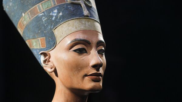 In this Oct. 15, 2009 file photo, a 3,300-year-old bust of Queen Nefertiti is seen at the New Museum, in Berlin, Germany. - Sputnik Afrique