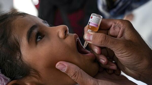 A health worker administers a polio vaccine to a child at a hospital in Deir al-Balah, central Gaza Strip, Sunday, Sept. 1, 2024.  - Sputnik Africa