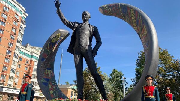 Un monument commémorant Nelson Mandela a été inauguré à Moscou - images
