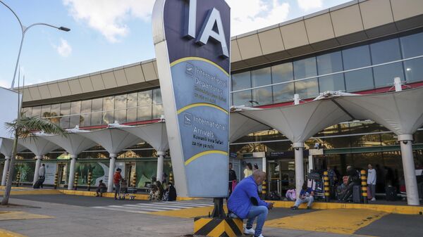 People wait outside the Jomo Kenyatta International Airport in Nairobi, Kenya Monday, Nov. 7, 2022.  - Sputnik Africa