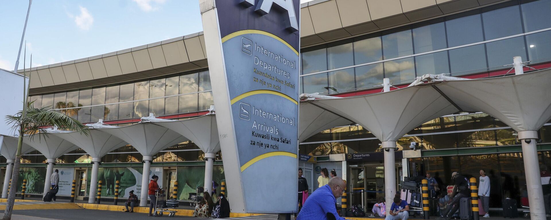 People wait outside the Jomo Kenyatta International Airport in Nairobi, Kenya Monday, Nov. 7, 2022.  - Sputnik Africa, 1920, 10.09.2024