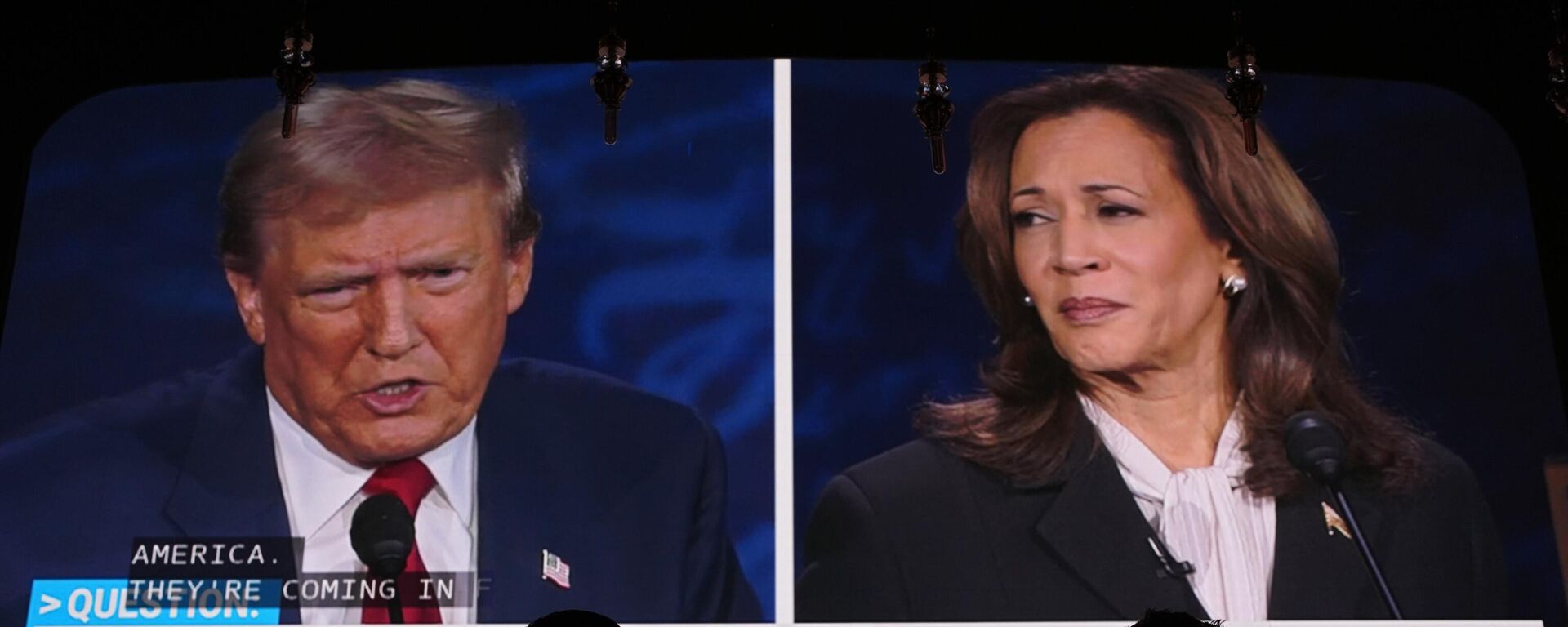 Les gens regardent le débat présidentiel entre l’ancien président républicain Donald Trump et la vice-présidente démocrate Kamala Harris, le mardi 10 septembre 2024 - Sputnik Africa, 1920, 30.10.2024