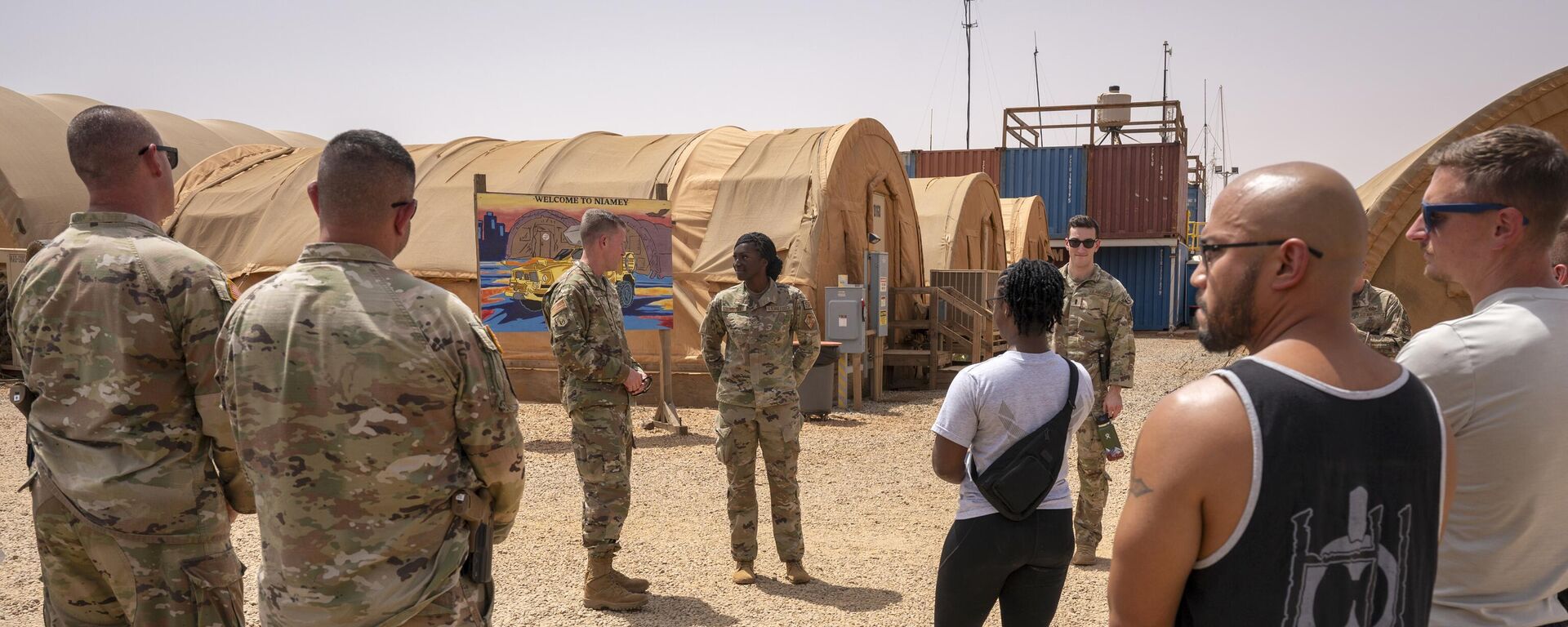 In this image by the U.S. Air Force, Maj. Gen. Kenneth P. Ekman speaks to military members in front of a Welcome to Niamey sign depicting U.S. military vehicles at Air Base 101 in Niger, May 30, 2024. - Sputnik Africa, 1920, 11.09.2024