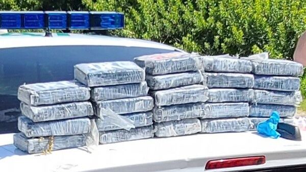 Defenders from the 45th Security Forces Squadron seize nearly 30 kilograms of cocaine that washed ashore on a Cape Canaveral Space Force Station, Florida, beach, May 19, 2021. According to the Brevard County Sheriff's Office, the drugs had an estimated value of approximately $1.2 million. - Sputnik Africa