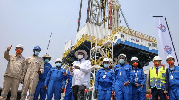 Uganda's President Yoweri Museveni, center, accompanied by workers from China Oilfield Services Limited (COSL) and the China National Offshore Oil Corporation (CNOOC), inaugurates the start of drilling at the Kingfisher oil field on the shores of Lake Albert in the Kikuube district of western Uganda Tuesday, Jan. 24, 2023. - Sputnik Africa