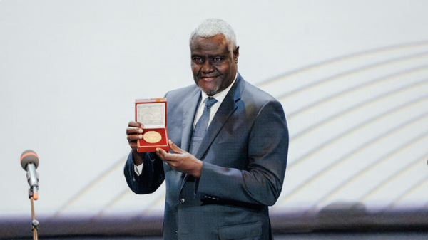 Moussa Faki Mahamat, chairman of the African Union, receives the Leo Tolstoy Peace Prize in Moscow. - Sputnik Africa