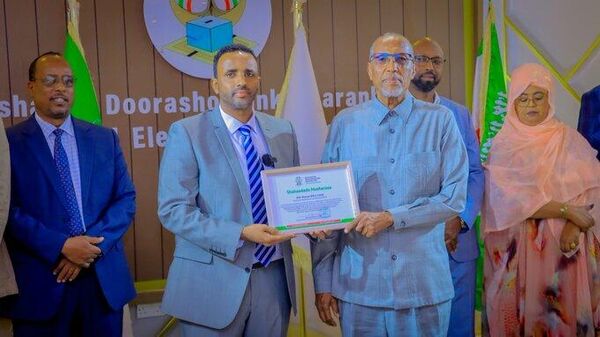 Muse Bihi Abdi receives the certificate of candidacy for the president of Somaliland. - Sputnik Africa