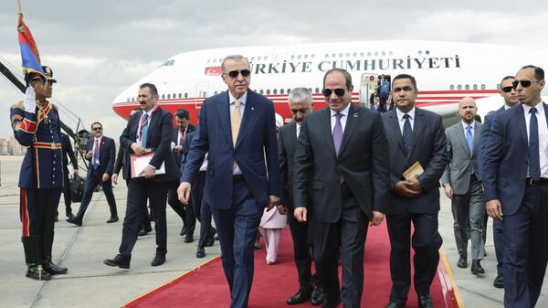 Sur cette photo publiée par la présidence turque, le président turc Recep Tayyip Erdogan, à gauche, est accueilli par le président égyptien Abdel Fattah Al-Sissi avant leur rencontre au Caire, en Égypte, le mercredi 14 février 2024. (Présidence turque via AP) - Sputnik Afrique