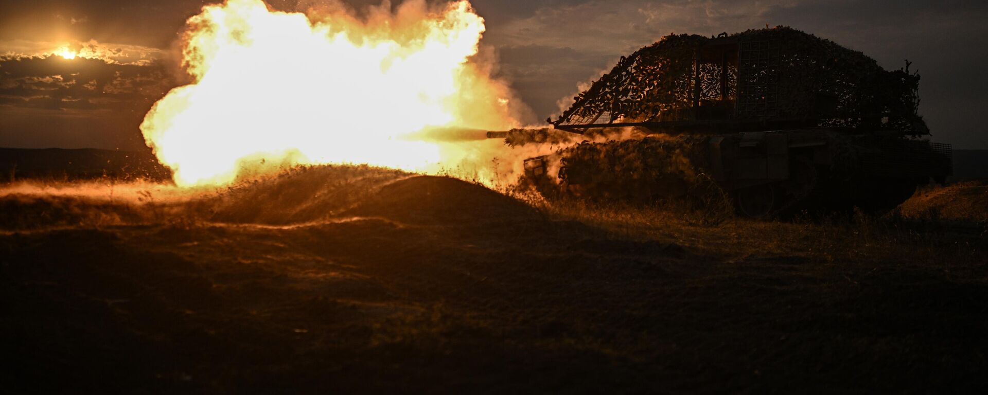 Russian servicemen fire a T-72 B3M tank during a combat training amid Russia's military operation - Sputnik Africa, 1920, 17.09.2024