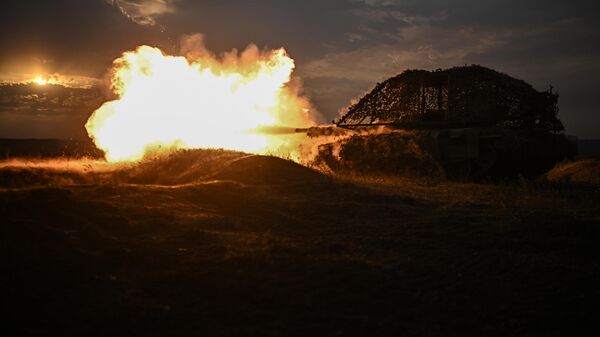 Russian servicemen fire a T-72 B3M tank during a combat training amid Russia's military operation - Sputnik Africa