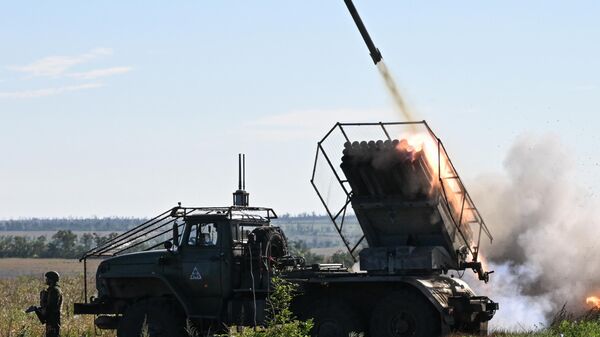 Russian servicemen of the Battlegroup Tsentr fire a BM-21 Grad multiple rocket launcher at Ukrainian positions amid Russia's military operation in Ukraine, in the Avdeyevka sector of the frontline, Russia. - Sputnik Africa