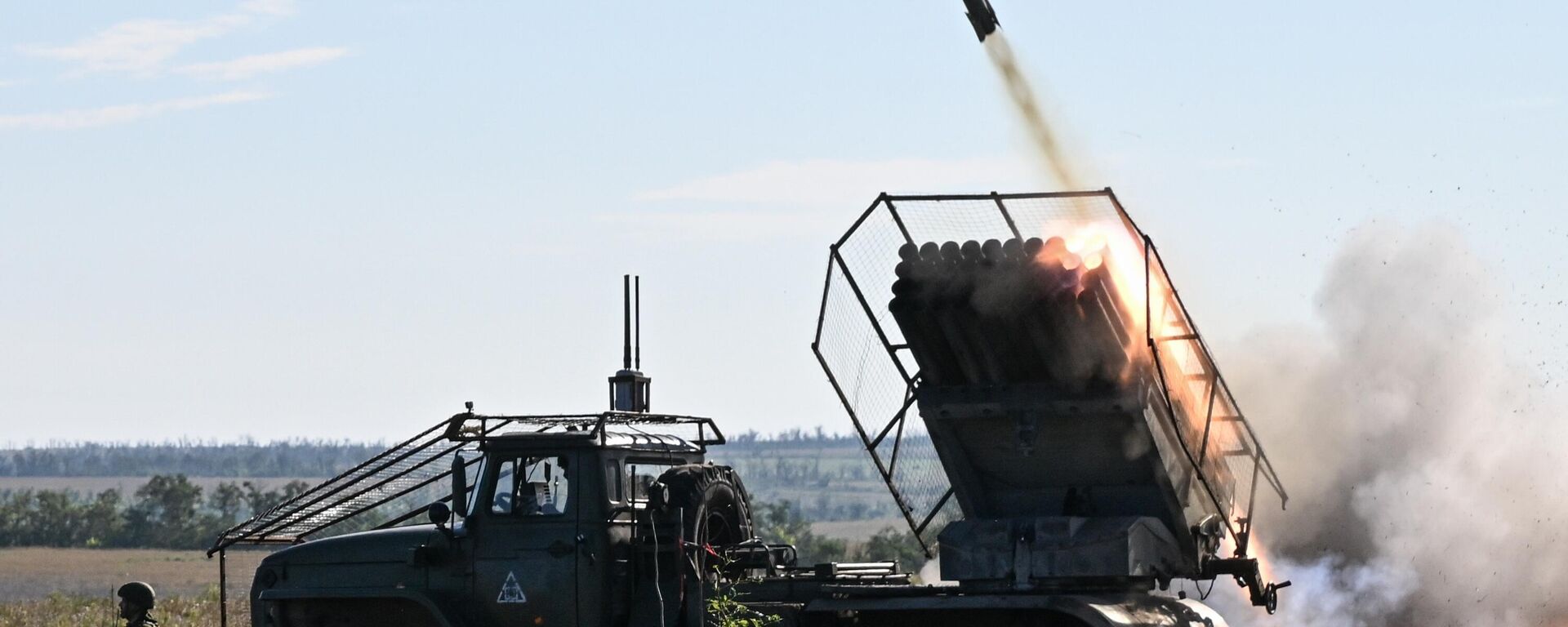 Russian servicemen of the Battlegroup Tsentr fire a BM-21 Grad multiple rocket launcher at Ukrainian positions amid Russia's military operation in Ukraine, in the Avdeyevka sector of the frontline, Russia. - Sputnik Africa, 1920, 17.09.2024