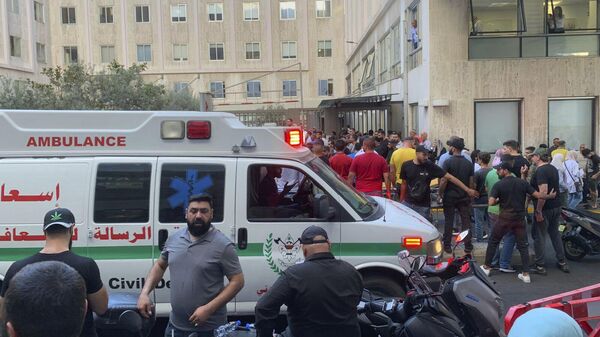 Des personnes se rassemblent devant l'hôpital de l'Université américaine après l'arrivée de plusieurs hommes blessés par l'explosion de bipeurs, à Beyrouth, au Liban, le mardi 17 septembre 2024. (AP Photo/Bassam Masri) - Sputnik Afrique