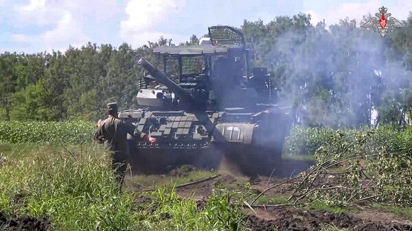 In this photo taken from video released by the Russian Defense Ministry on Saturday, Aug. 10, 2024, a Russian Army tank takes a position at an area of ​​Kursk region of Russia. - Sputnik Africa