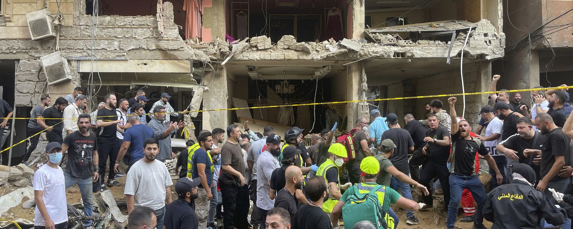 People gather near a damaged building at the scene of an Israeli missile strike in the southern suburbs of Beirut - Sputnik Africa, 1920, 29.09.2024