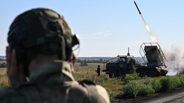 Russian servicemen of the Tsentr Battlegroup fire a BM-21 Grad multiple rocket launcher at Ukrainian positions amid Russia's military operation in Ukraine - Sputnik Africa