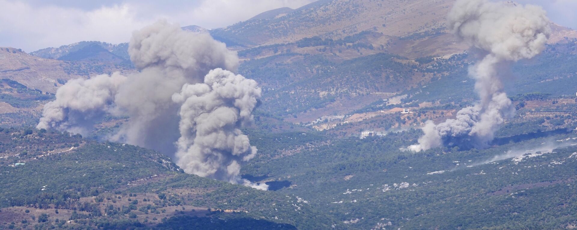 Smoke rises from Israeli airstrikes that hit Al-Rihan mountain, as seen from Marjayoun town, south Lebanon, Saturday, Sept. 21, 2024.  - Sputnik Africa, 1920, 21.09.2024