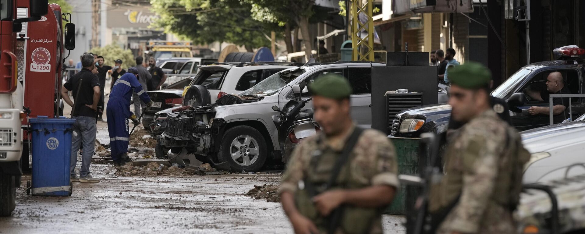 Lebanese soldiers stand guard near the site of Friday's Israeli strike in Beirut's southern suburb, Sunday, Sept. 22, 2024. - Sputnik Africa, 1920, 22.09.2024