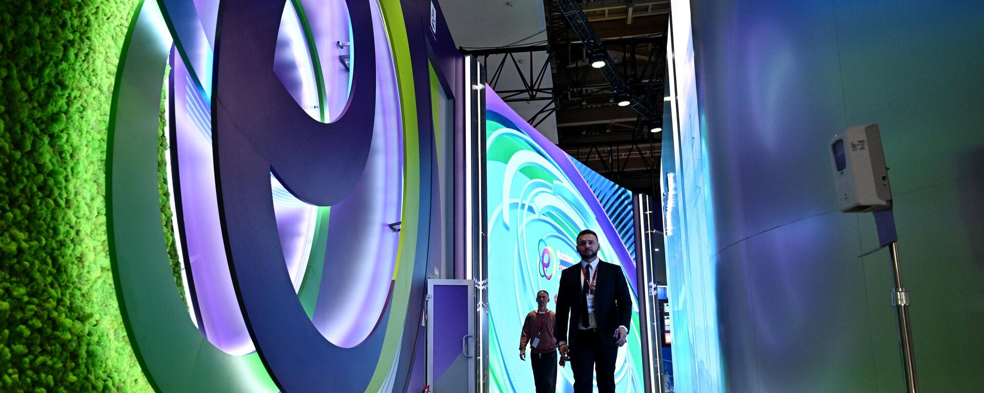 Participants of the International Forum Russian Energy Week in the Central Exhibition Hall Manege in Moscow. - Sputnik Africa, 1920, 23.09.2024