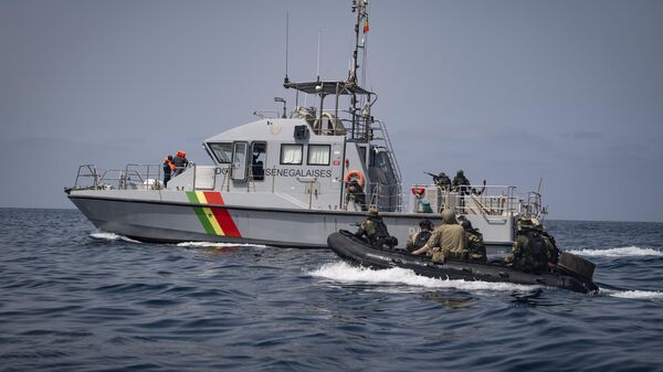 Members of the US Coast Guard Tactical Law Enforcement Detachment Pacific conduct small boat exercises with the Senegalese navy while the Spearhead-class expeditionary fast transport ship USNS Carson City (T-EPF 7) is on deployment in the Gulf of Guinea in support of its 2019 Africa Partnership Station, July 9, 2019.  - Sputnik Africa