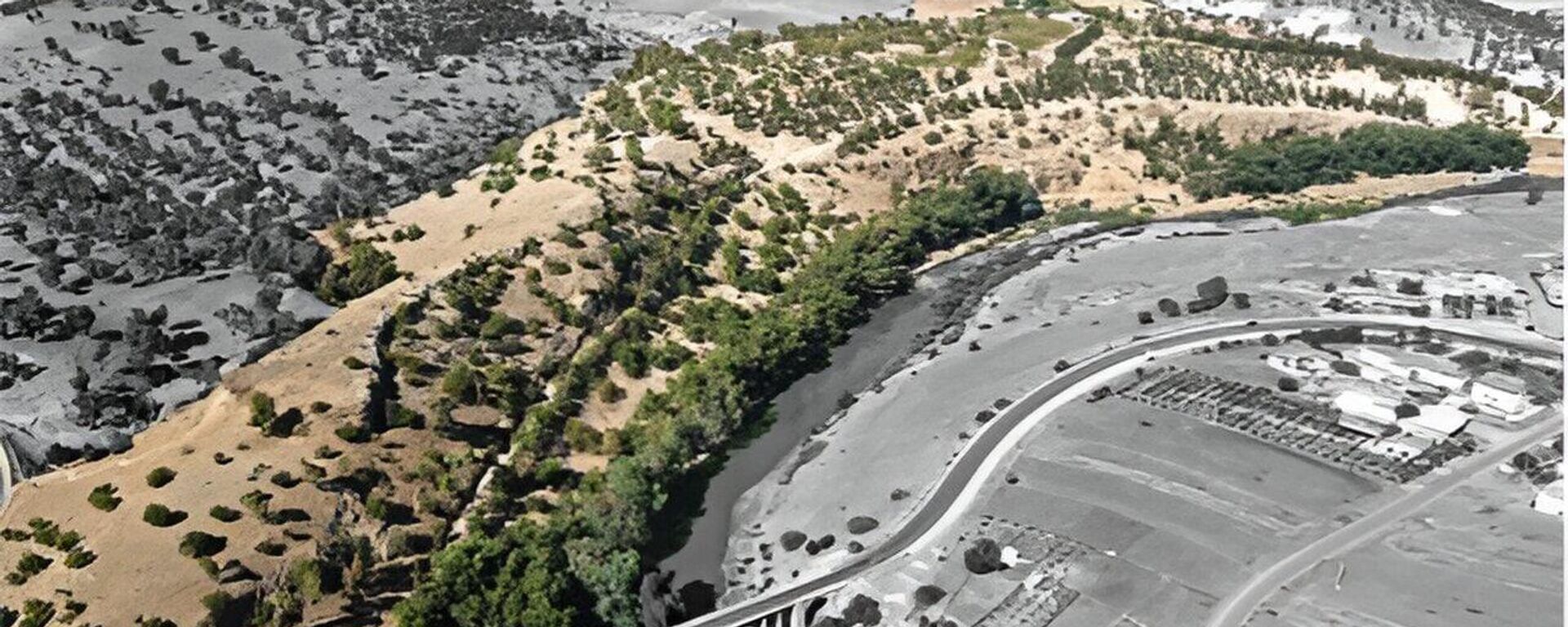 Aerial photograph of the Oued Beht ridge and river, highlighted in color. - Sputnik Africa, 1920, 24.09.2024