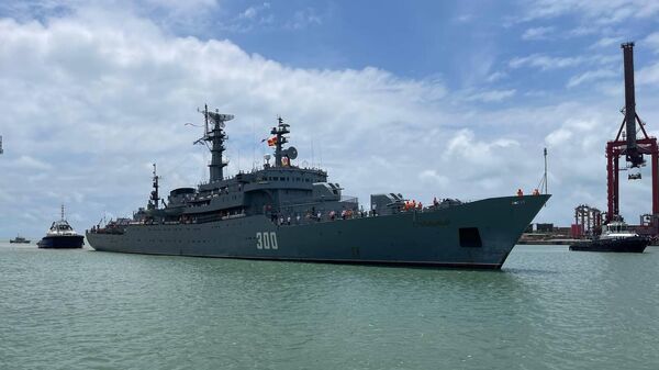 Le navire-école russe Smolny est en visite dans le port de Cotonou, au Bénin