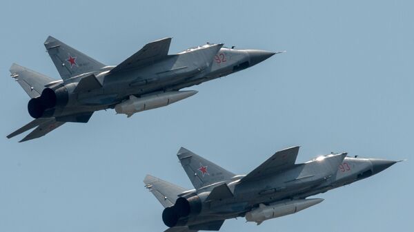 MiG-31 Foxhound fighter-interceptors with the Kinzhal high-precision hypersonic aero-ballistic missiles  - Sputnik Africa