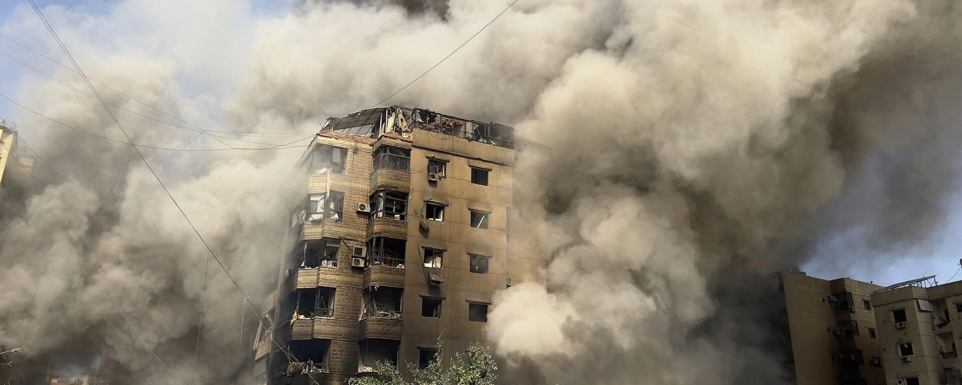 Smoke rises as a building collapses in Beirut's southern suburbs, Saturday, Sept. 28, 2024. - Sputnik Africa, 1920, 29.09.2024