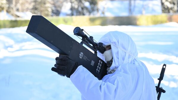 A serviceman of the engineering troops of the Russian Armed Forces during a demonstration of standard counter-UAV equipment in the Moscow region. - Sputnik Africa