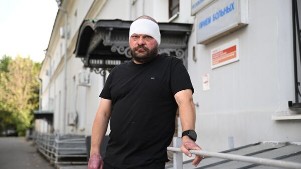 War correspondent Yevgeny Poddubny, wounded in an AFU attack, after being discharged from the Sklifosovsky Institute for Emergency Medicine. - Sputnik Africa