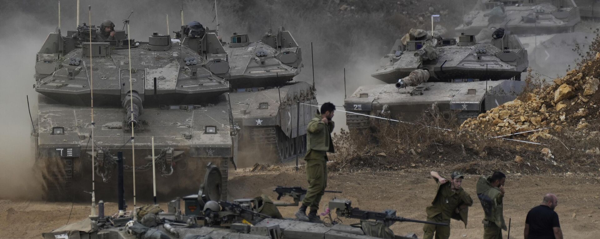 Israeli army tanks manoeuvre in a staging area in northern Israel near the Israel-Lebanon border, Tuesday, Oct. 1, 2024. - Sputnik Africa, 1920, 01.10.2024