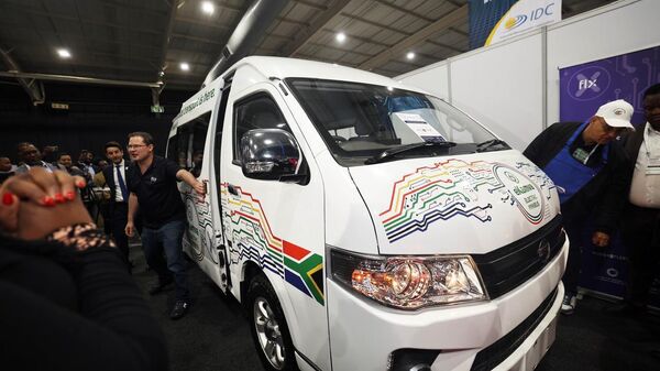 South Africa's first electric minibus taxi, the eKamva, was unveiled at the Smarter Mobility Africa summit. - Sputnik Africa