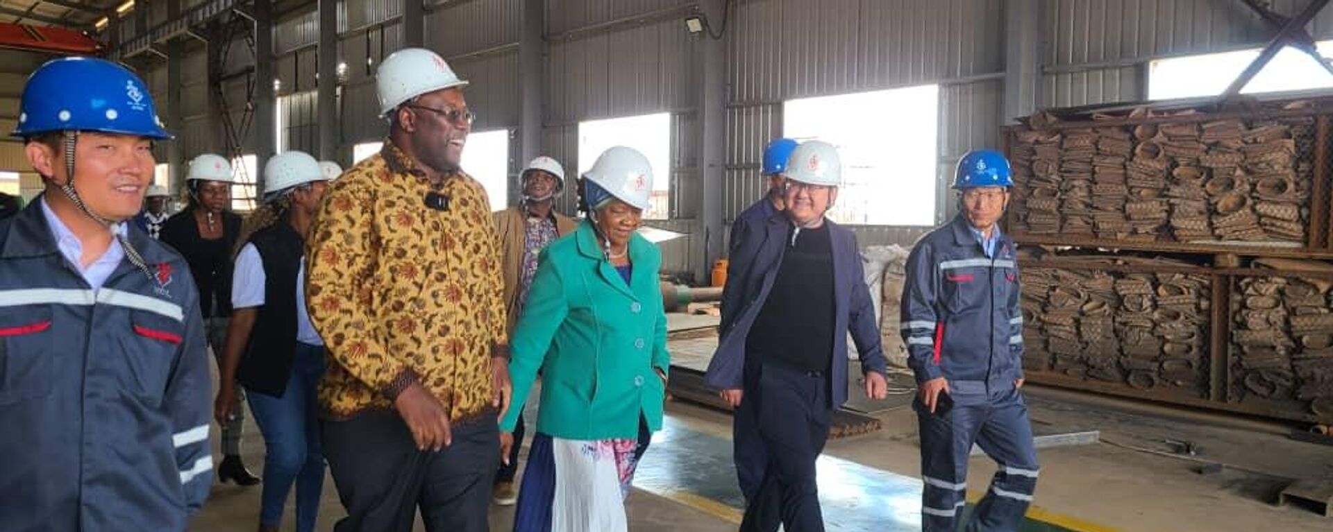 Zimbabwe's Minister of Mines Winston Chitando and Matebeleland North Minister of State Evelyn Ndlovu toured a US$3.6 billion project in Beitbridge. - Sputnik Africa, 1920, 07.10.2024