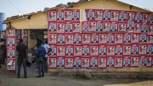 A building displays ruling party posters in support of presidential candidate Daniel Chapo ahead of elections in Maputo, Mozambique, Sunday, Oct. 6, 2024. - Sputnik Africa