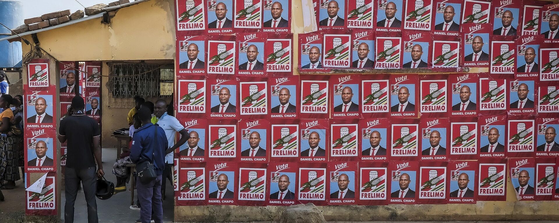 A building displays ruling party posters in support of presidential candidate Daniel Chapo ahead of elections in Maputo, Mozambique, Sunday, Oct. 6, 2024. - Sputnik Africa, 1920, 09.10.2024