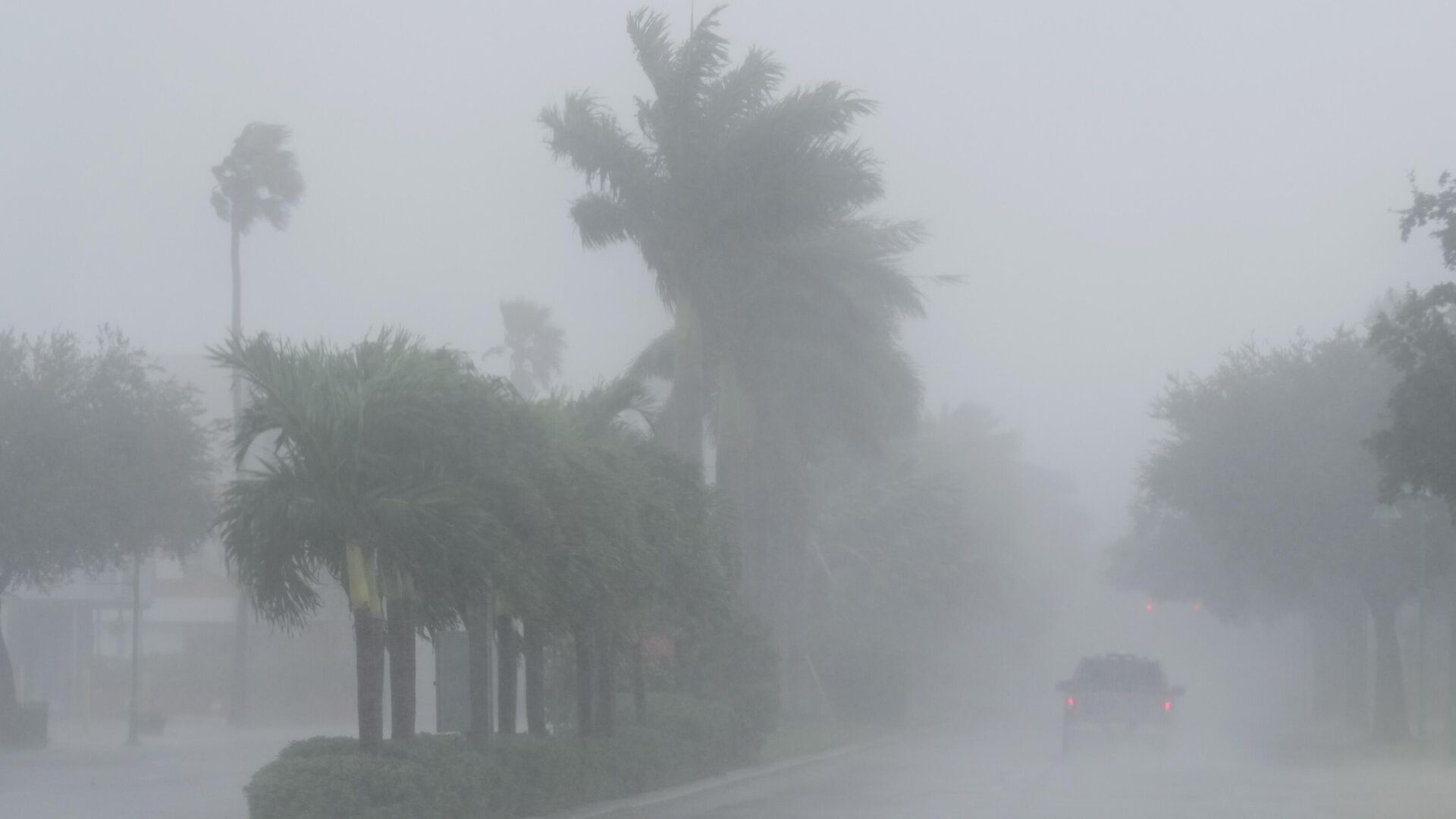A Lee County Sheriff's officer patrols the streets of Cape Coral, Florida, as heavy rain falls ahead of Hurricane Milton, Wednesday, Oct. 9, 2024. - Sputnik Africa, 1920, 10.10.2024